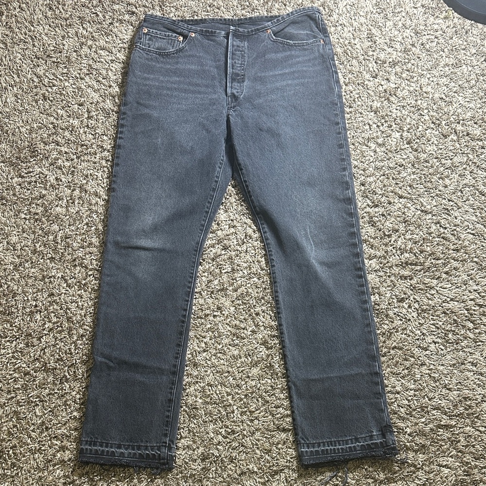 Levi's Men's Straight leg mid rise Jeans 32x32 button up.